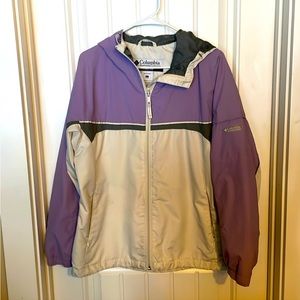 Large lightweight women’s Columbia jacket good condition. Women’s large.